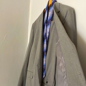 J. Ferrar steal grey houndstooth slim fit suit.